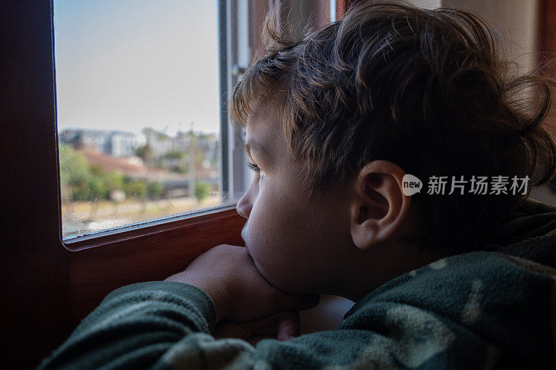 4 .四岁男孩望着窗外，情绪激动